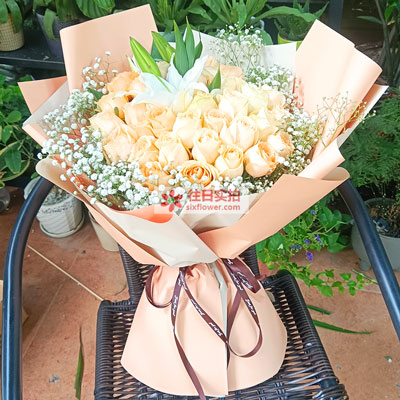 南平33朵香槟玫瑰百合，心里永远是你